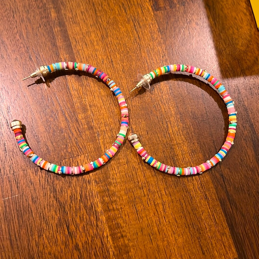 KENDRA SCOTT Large Reece drop earrings with bag and box.